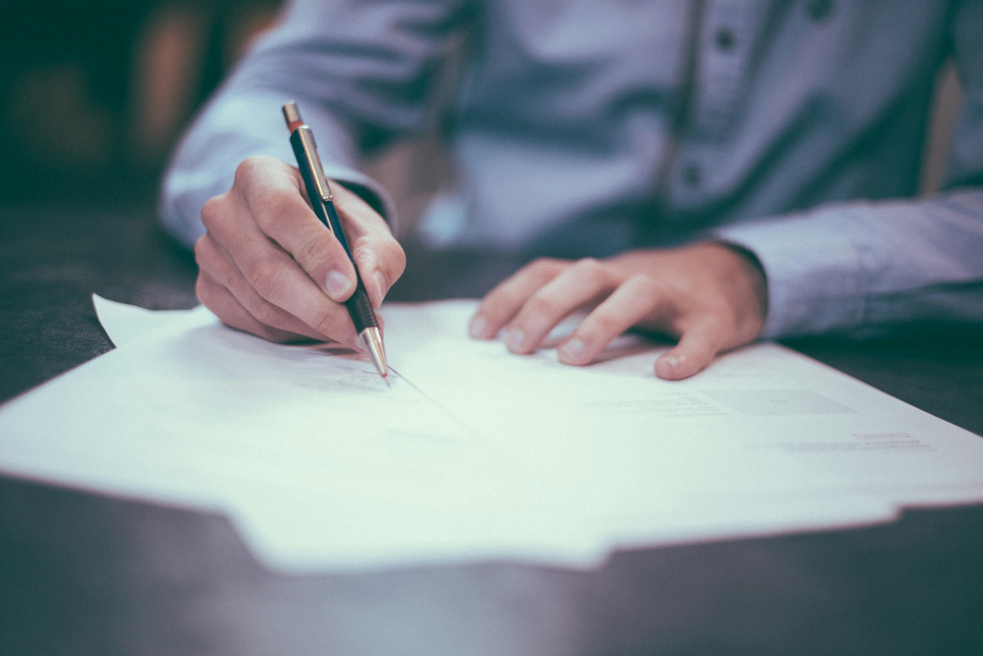 Om care semnează un document